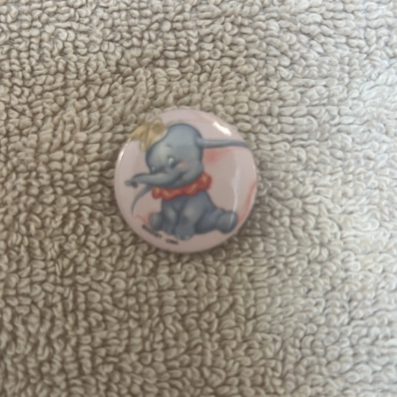 Assortment of Disney pins - Picture 8 of 9